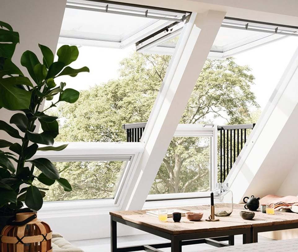 Fenêtre de toit VELUX posée dans des combles aménagés baignés de lumière naturelle